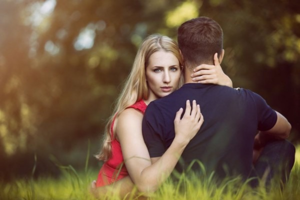 7 Alasan Utama Gampang Curiga Berlebihan Terhadap Pasangan